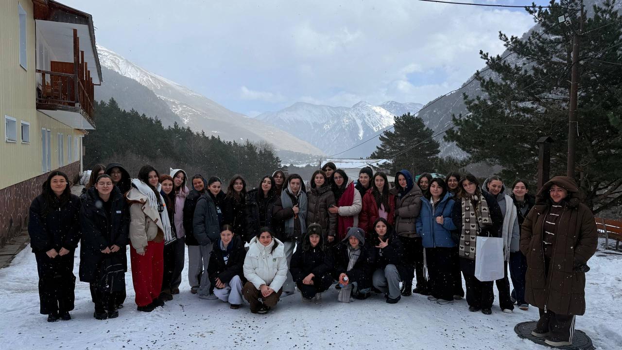 Групповой кадр участниц форума на фоне гор
