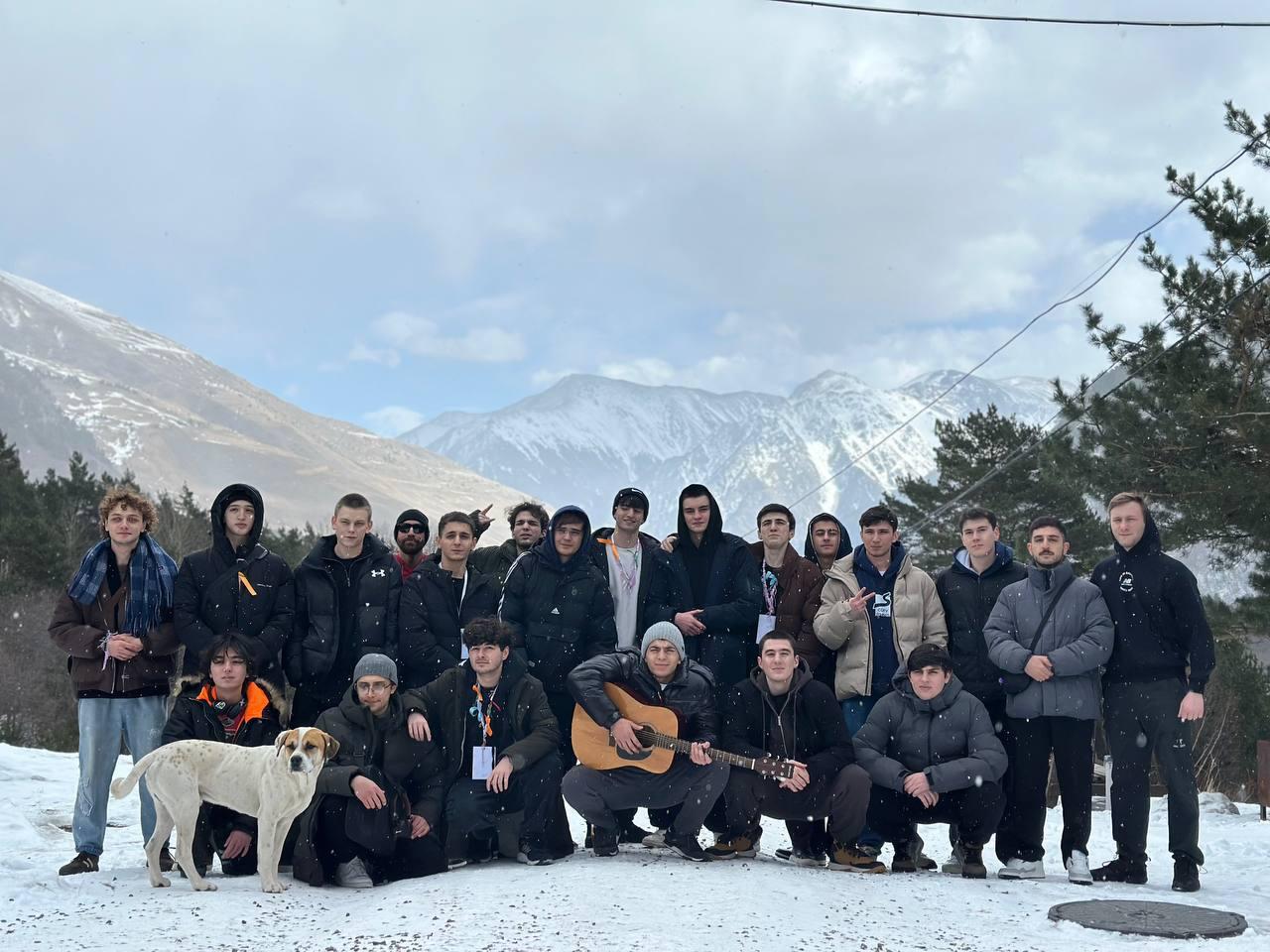 Групповой кадр участников форума на фоне гор